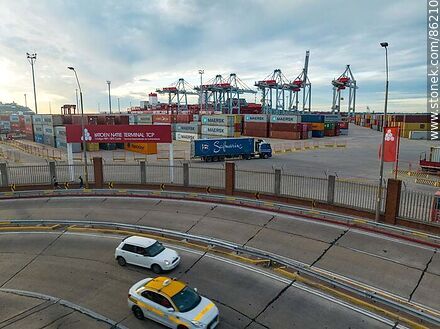 Vista aérea de la curva de la rambla portuaria frente a la terminal Cuenca del Plata - Departamento de Montevideo - URUGUAY. Foto No. 86210