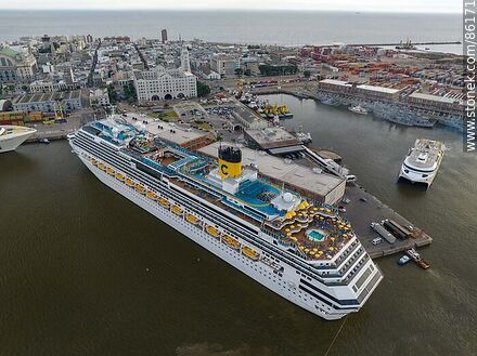Vista aérea del crucero Costa Favolosa y el catamarán Francisco de Buquebus - Departamento de Montevideo - URUGUAY. Foto No. 86171