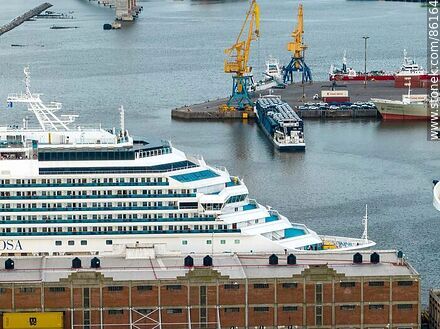 Vista aérea del crucero Costa Favolosa - Departamento de Montevideo - URUGUAY. Foto No. 86164