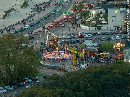 Vista aérea de los juegos del Parque Rodó y la rambla Pte. Wilson - Departamento de Montevideo - URUGUAY. Foto No. 86248