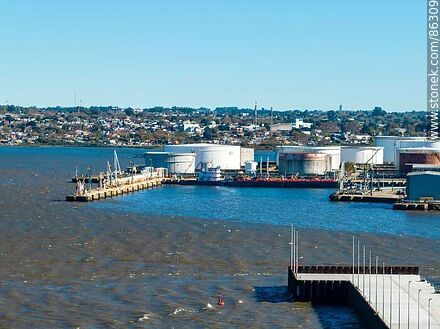 Vista aérea del extremo del muelle de la terminal pesquera de Caurro y los tanques de la planta de combustibles de ANCAP - Departamento de Montevideo - URUGUAY. Foto No. 86309