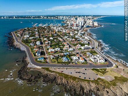 Vista aérea de la Península de Punta del Este desde el extremo sur en Punta Salinas - Punta del Este y balnearios cercanos - URUGUAY. Foto No. 86330