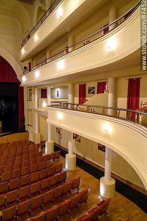 Platea, palcos, anfiteatro y escenario del Centro Cultural Teatro Español - Departamento de Durazno - URUGUAY. Foto No. 87452