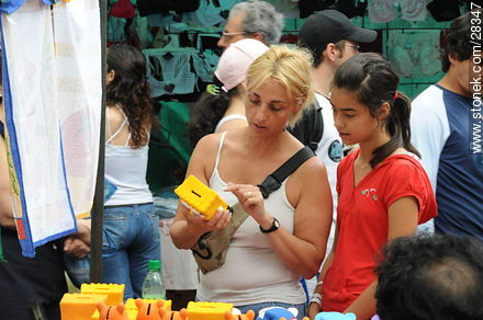 Madre e hija de compras - Departamento de Montevideo - URUGUAY. Foto No. 28347