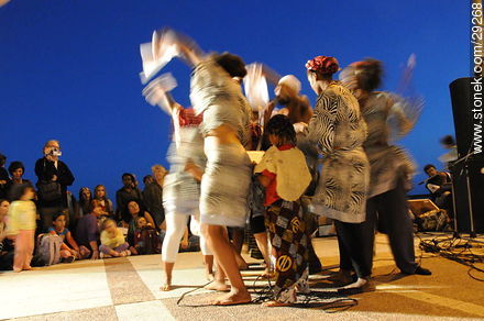 Espectáculo artístico en la semana de la francofonía en la rambla de Pocitos - Departamento de Montevideo - URUGUAY. Foto No. 29268