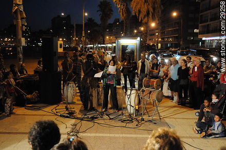 Espectáculo artístico en la semana de la francofonía en la rambla de Pocitos - Departamento de Montevideo - URUGUAY. Foto No. 29258