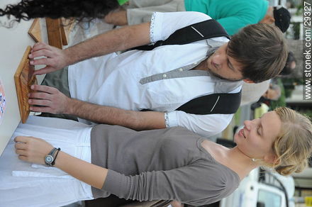 Atracciones previo al espectaculo de la semana de la francofonía, 2009 - Departamento de Montevideo - URUGUAY. Foto No. 29327