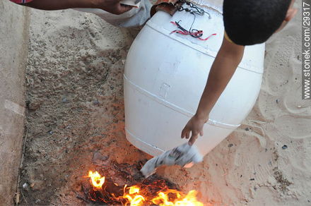 Calentando las lonjas - Departamento de Montevideo - URUGUAY. Foto No. 29317