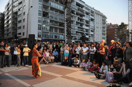 Espectáculo artístico en la semana de la francofonía en la rambla de Pocitos - Departamento de Montevideo - URUGUAY. Foto No. 29290
