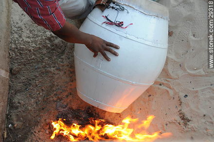 Calentando las lonjas - Departamento de Montevideo - URUGUAY. Foto No. 29318