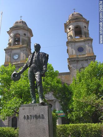 Constitución square and monument to Artigas - Flores - URUGUAY. Foto No. 29874