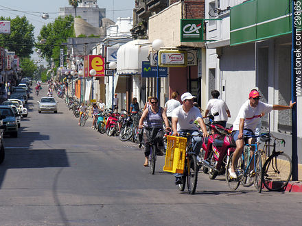 Calle del centro de Trinidad. - Departamento de Flores - URUGUAY. Foto No. 29865