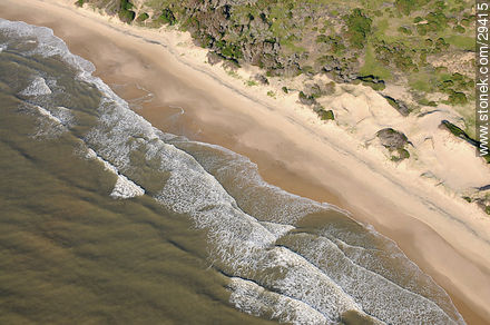 Costa de Rocha con marea alta y mar turbio - Departamento de Rocha - URUGUAY. Foto No. 29415