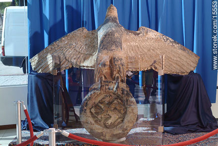 Exhibición en el hotel Palladium del águila nazi del buque Graf Spee hundido en el Río de la Plata en 1939. Feb 2006. - Departamento de Montevideo - URUGUAY. Foto No. 15553