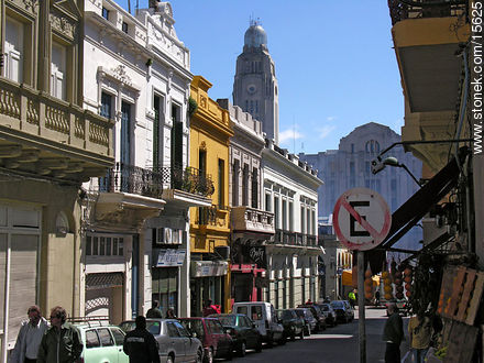Calle Pérez Castellanos llegando al Mercado del Puerto - Departamento de Montevideo - URUGUAY. Foto No. 15625