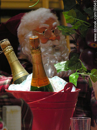 Champagne en la mesa de Navidad - Departamento de Montevideo - URUGUAY. Foto No. 20645