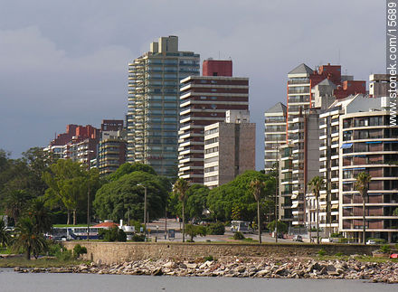 Edificios frente al Golf en Bulevar Artigas - Departamento de Montevideo - URUGUAY. Foto No. 15689