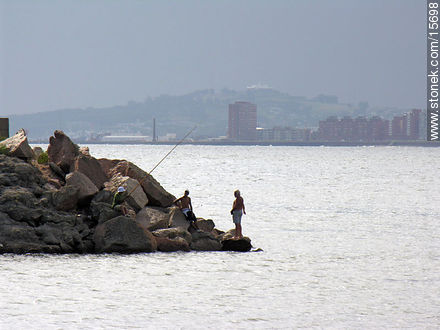 Desde Punta Carretas, el cerro de Montevideo sumido en la bruma - Departamento de Montevideo - URUGUAY. Foto No. 15698