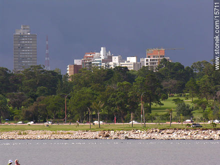A la izquierda, torre Patria - Departamento de Montevideo - URUGUAY. Foto No. 15711