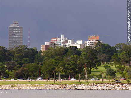 A la izquierda, torre Patria - Departamento de Montevideo - URUGUAY. Foto No. 15712