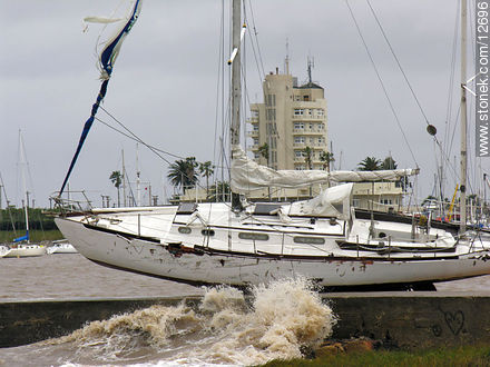 Embarcación encallada en la escollera del Puerto del Buceo - Departamento de Montevideo - URUGUAY. Foto No. 12696