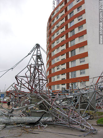 Restos de antena de Movistar y Concierto FM en L. A. de Herrera y Av. Italia - Departamento de Montevideo - URUGUAY. Foto No. 12708