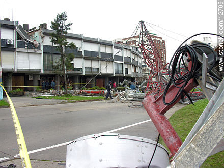 Edificio averiado por la caída de la antena. - Departamento de Montevideo - URUGUAY. Foto No. 12709