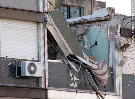Destrozo por caída de antena - Departamento de Montevideo - URUGUAY. Foto No. 12722