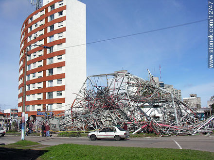 Antena de Concierto FM y Movistar caída durante el temporal del 23 de agosto de 2005 - Departamento de Montevideo - URUGUAY. Foto No. 12747