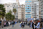 Recibimiento de la Selección Uruguaya de Fútbol en la rambla de Pocitos de Montevideo el 13 de Julio de 2010.  Esperando la caravana celeste. - Foto #37972