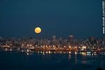 Luna llena sobre la ciudad de Montevideo al anochecer - Foto #40661