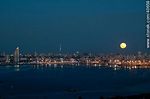 Luna llena sobre la ciudad de Montevideo al anochecer - Foto #40658