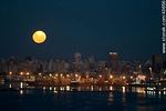 Luna llena sobre la ciudad de Montevideo al anochecer - Foto #40656