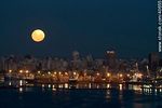 Luna llena sobre la ciudad de Montevideo al anochecer - Foto #40655