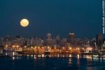 Luna llena sobre la ciudad de Montevideo al anochecer - Foto #40654