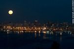 Luna llena sobre la ciudad de Montevideo al anochecer - Foto #40649