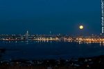 Luna llena sobre la ciudad de Montevideo al anochecer - Foto #40647