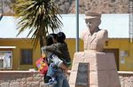 Madre e hijo observando al busto homenaje a los carabineros de Chile. - Foto #51450