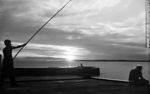 Antigua imagen de un muelle de pescadores con vista a la Isla Gorriti - Foto #52977