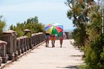Chicas paseando por la rambla de Punta Fría bajo una sombrilla - Foto #55087