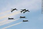 Vuelo acrobático en formación de la Escuadrilha da Fumaça de la Fuerza Aérea Brasileña con aviones Embraer EMB 312 Tucano - Foto #57495