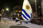 Llamadas 2018. Gran bandera de Uruguay en el desfile - Foto #71072