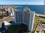 Vista aérea del hotel Enjoy en la Parada 3 de playa Mansa de Punta del Este con vista al mar - Foto #77128