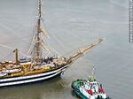 Vista aérea de uno de los remolcadores maniobrando con el buque escuela Amerigo Vespucci - Foto #84624