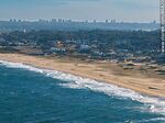 Vista aérea de la playa Montoya con fondo edificios de Punta del Este - Foto #86820