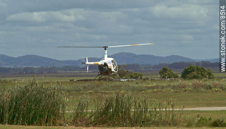 Helicóptero levantando vuelo en el Jagüel - Punta del Este y balnearios cercanos - URUGUAY. Foto No. 8514