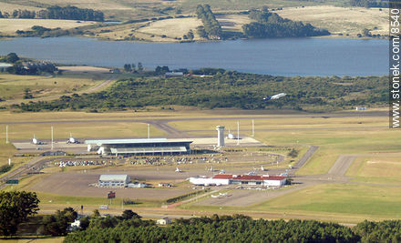 Aeropuerto de Laguna del Sauce. Avión de Pluna decolando - Punta del Este y balnearios cercanos - URUGUAY. Foto No. 8540