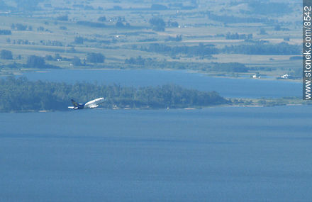 Avión de Pluna decolando - Punta del Este y balnearios cercanos - URUGUAY. Foto No. 8542