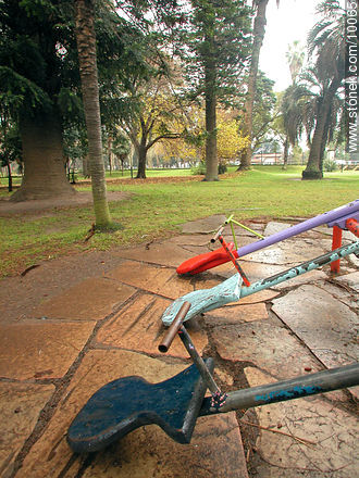 Subibajas en el parque del museo Blanes - Departamento de Montevideo - URUGUAY. Foto No. 10065