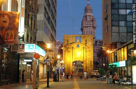 Peatonal Sarandí. Puerta de la Ciudadela. Palacio Salvo. - Departamento de Montevideo - URUGUAY. Foto No. 9741
